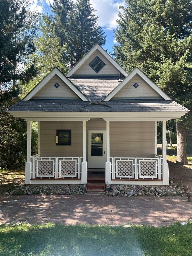 Building Photo - Furnished One Bedroom One Bath Home in Red...