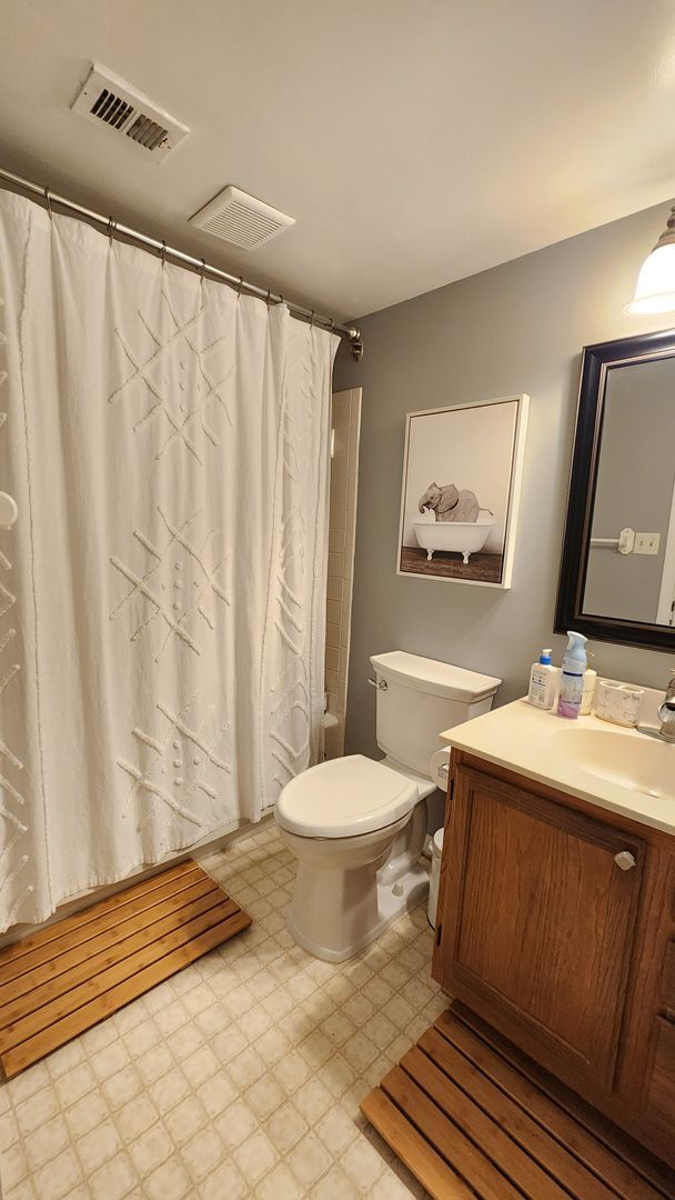 Building Photo - End-unit townhome in highly desired Kingstown