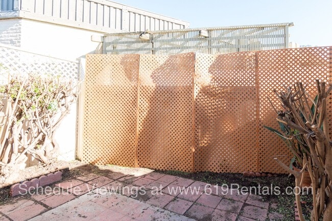 Building Photo - Beautiful 2 bedroom, 1.5 bath Townhouse wi...