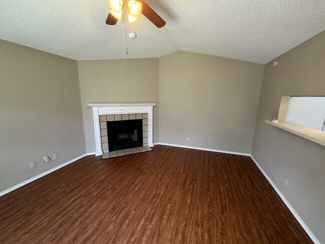 Building Photo - 2-Bed, 2-Bath, 1-Car Garage - Walking Dist...