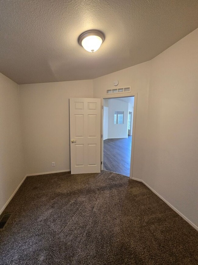 Building Photo - Pet Friendly 3bed : 2bath home w/ Garage &...