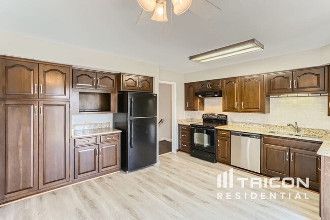 Building Photo - 7221 Red Oak Dr