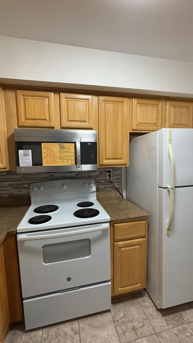 Building Photo - 32 Candlewood Dr