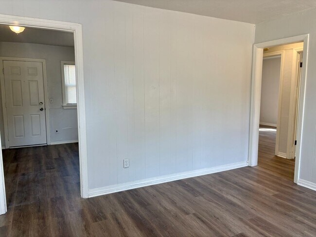 Building Photo - 2316 Miramar Blvd