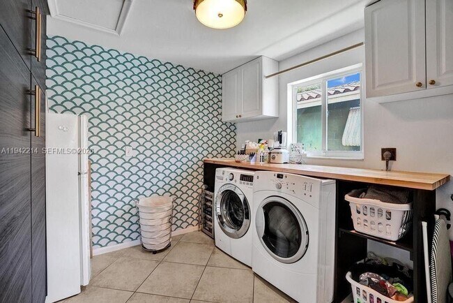 Building Photo - 2080 NE 65th St