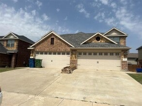 Building Photo - 4918 Villas Dr