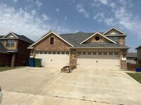 Building Photo - 4918 Villas Dr