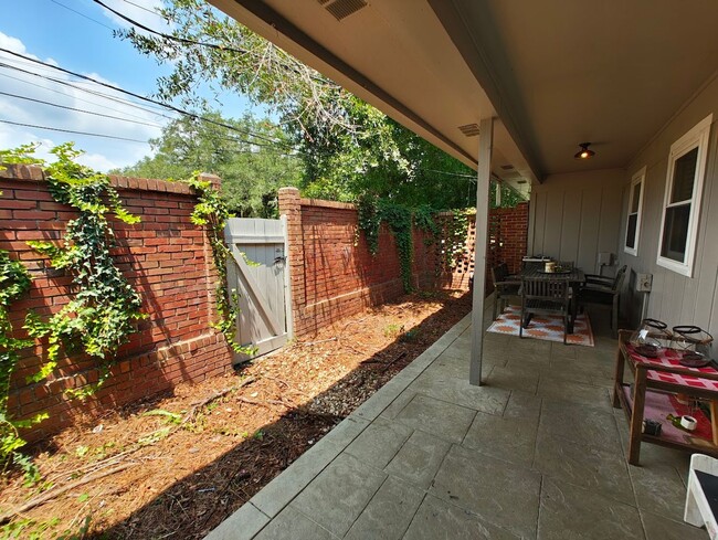 Building Photo - 3 bedroom 2 bath townhouse in Midtown!! Av...