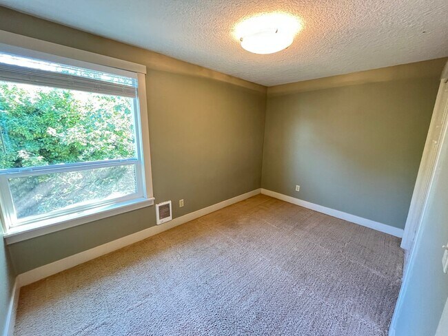 Building Photo - Lovely Private 2Bed + 1Bath Westmoreland Condo!! Secured Entry Building & Parking!
