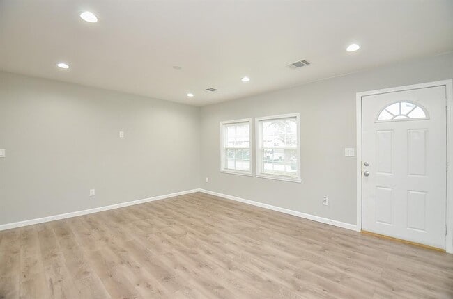 Building Photo - 2706 Sledge St