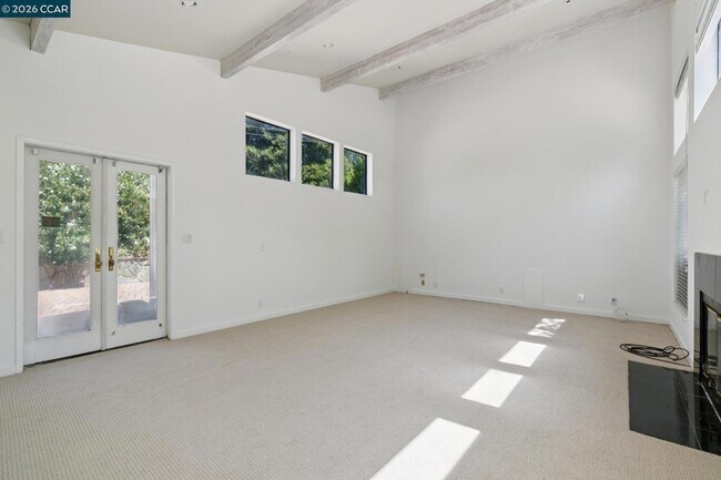 Building Photo - 660 La Casa Via