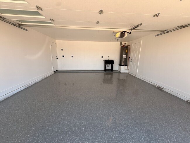 Building Photo - Updated 3 Bed / 2Bath Northeast Phoenix Home Ready for Immediate Move In w/ NO Carpet!