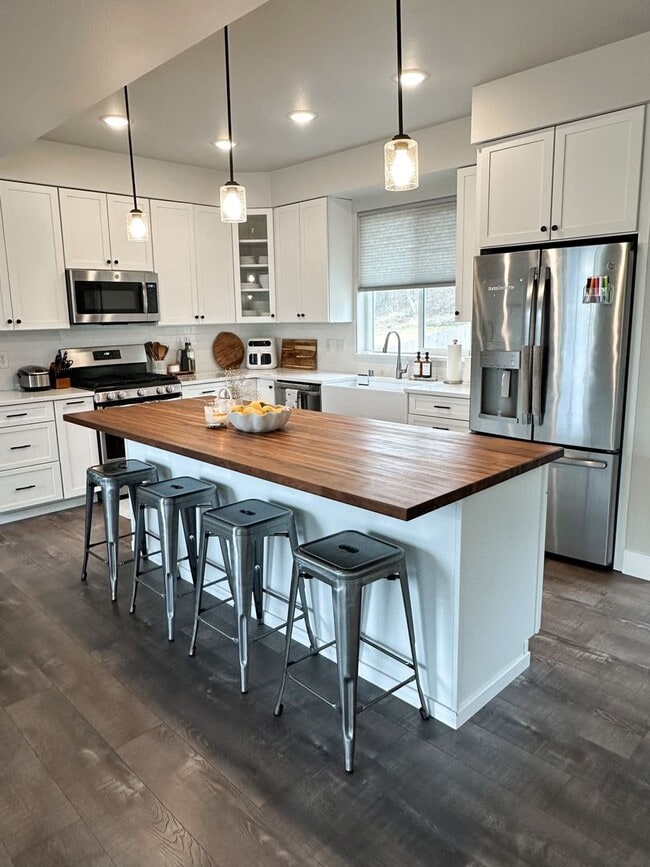 Primary Photo - MASSIVE, CUSTOM 4B/2.5B Eagle River Home! ...