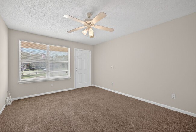 Building Photo - Nice family home!