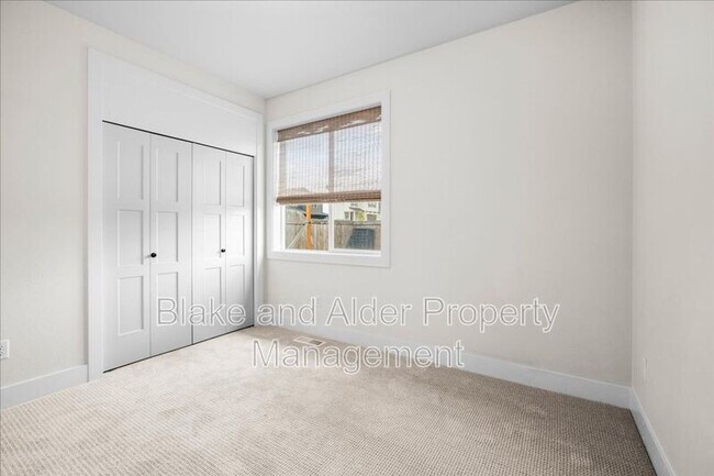 Building Photo - 496 NW Cascade Mountain Dr