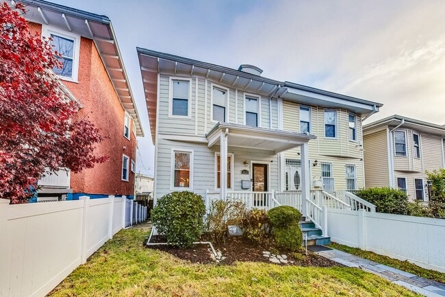 Building Photo - Beautiful TH - 4 bedroom + 3.5 BA - 7 mo -...