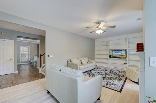 Building Photo - 3 Bedroom, 2.5 Bathroom Townhome in Ellington Woods - Mt Pleasant