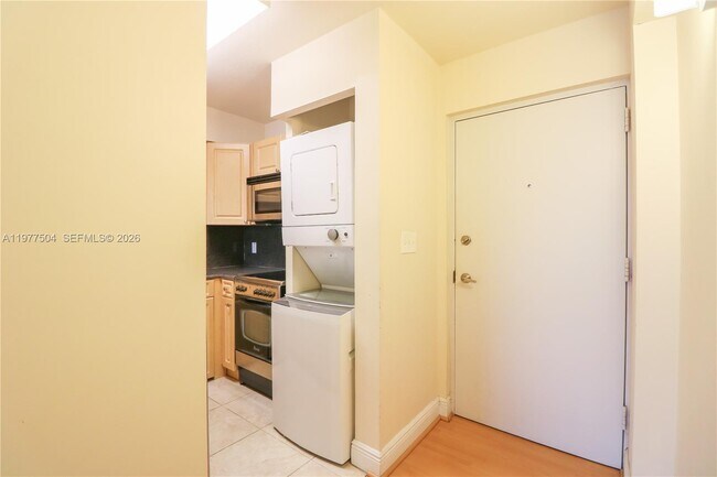 Building Photo - 134 SW 7th Ave