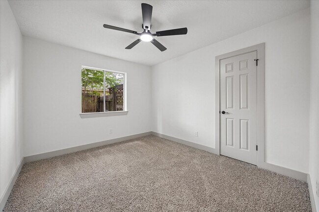 Building Photo - 9214 Grandview Park Dr