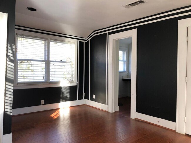 Building Photo - 3217 Mockingbird Ln