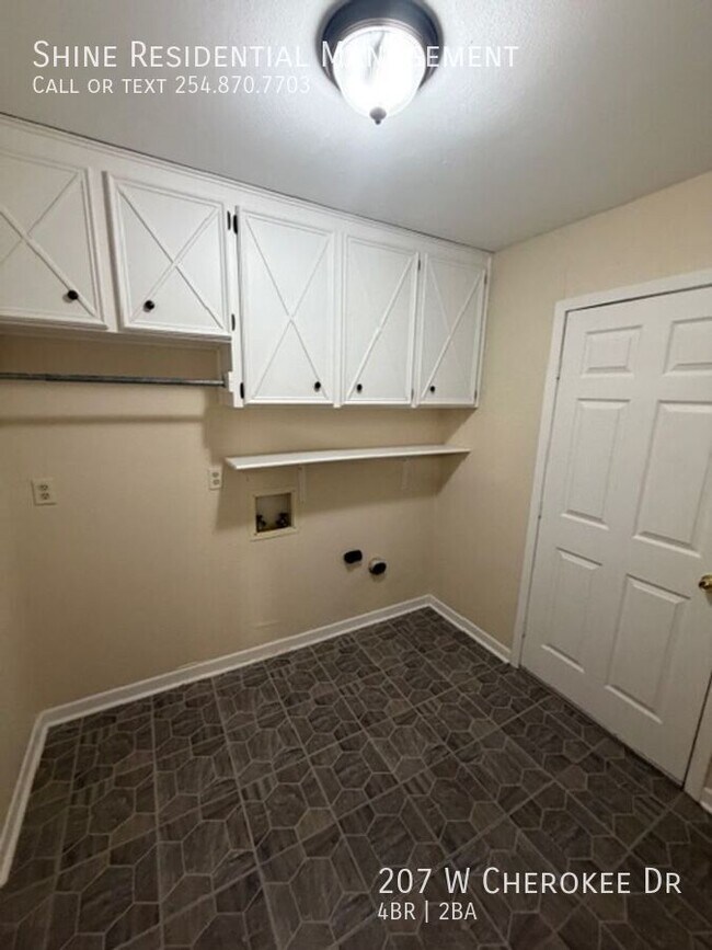 Building Photo - 207 W Cherokee Dr