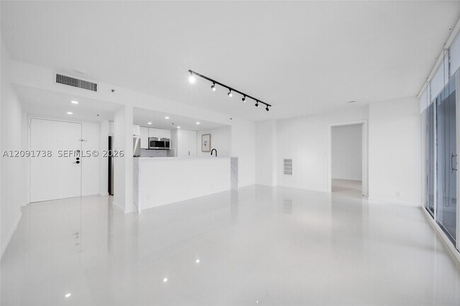 Building Photo - 7601 E Treasure Dr