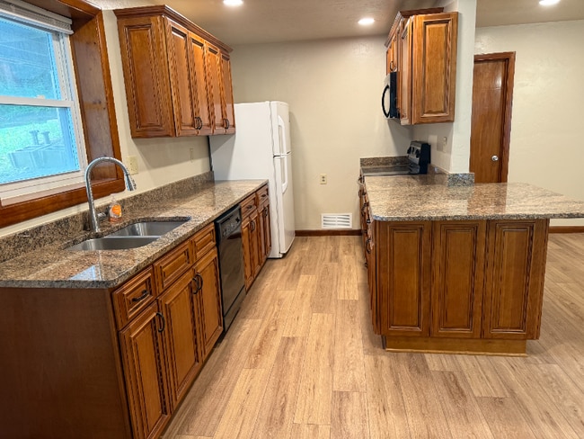 Building Photo - 260 King's Ridge Rd