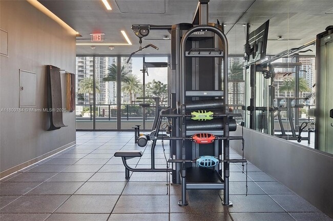 Building Photo - 601 NE 1st Ave