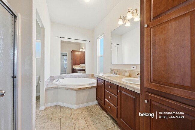 Building Photo - 2700 E Valley Pkwy