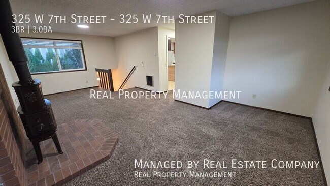 Building Photo - 325 W 7th St