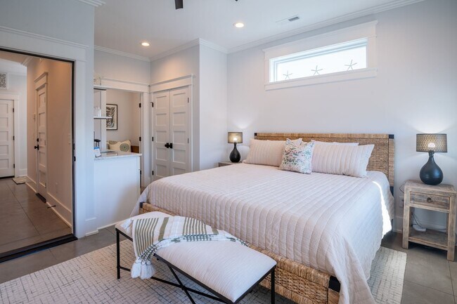 Building Photo - OFF-SEASON FURNISHED BEACH HOUSE AVAILABLE THRU BEGINNING OF APRIL