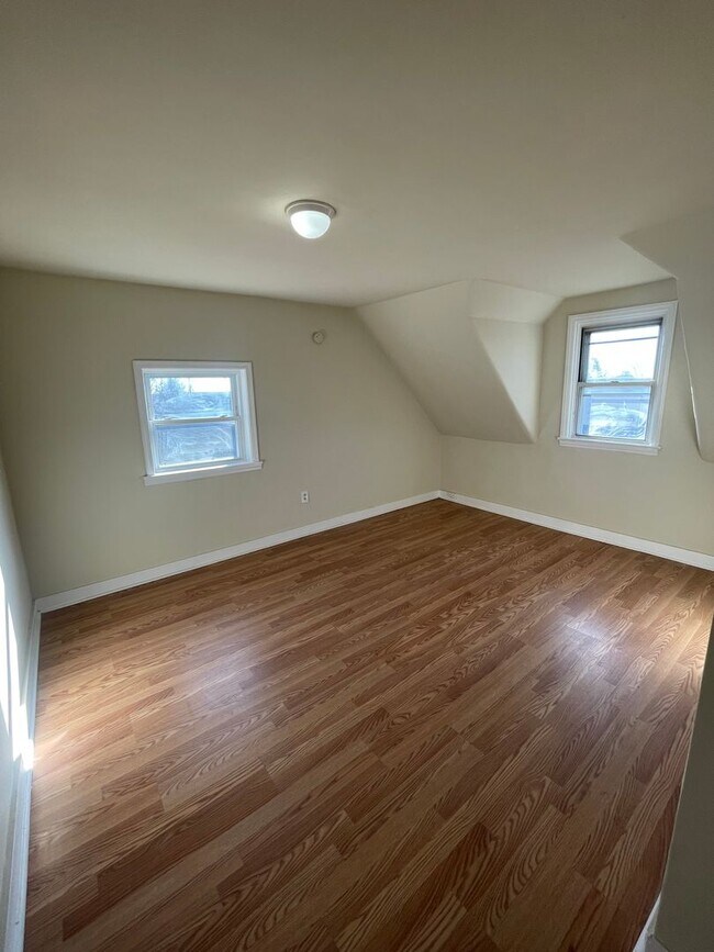 Building Photo - UPDATED 1 BED 1 BATH 2ND FLOOR APARTMENT