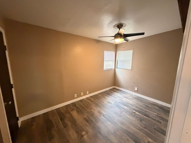 Building Photo - Charming 3-bedroom, 1-bath home is conveniently located with quick access to grocery stores, rest...