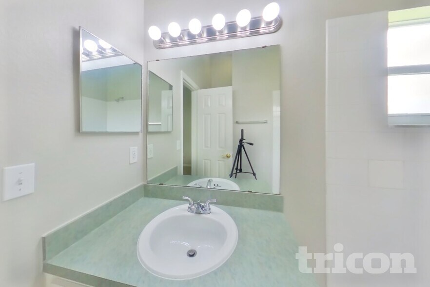 Building Photo - 7833 Manor Dr