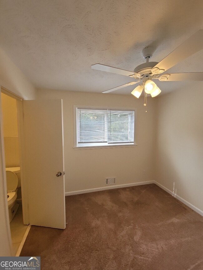 Building Photo - 463 Rock Meadow Dr