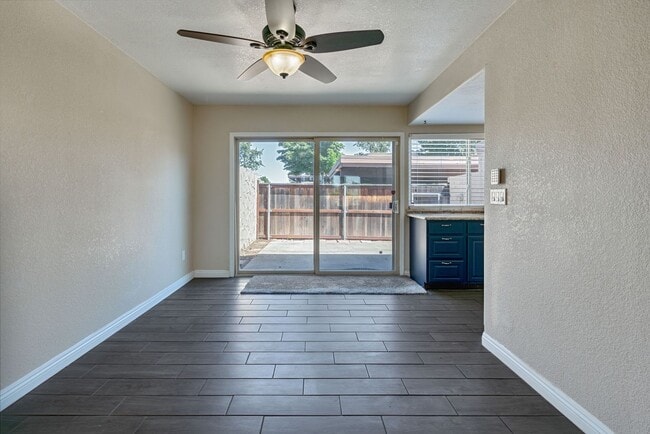 Building Photo - Beautifully Updated 3-Bed Townhome in Carm...