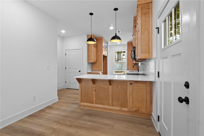 Building Photo - 588 N Willow Ave