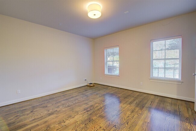 Building Photo - 9627 Fannin Station W