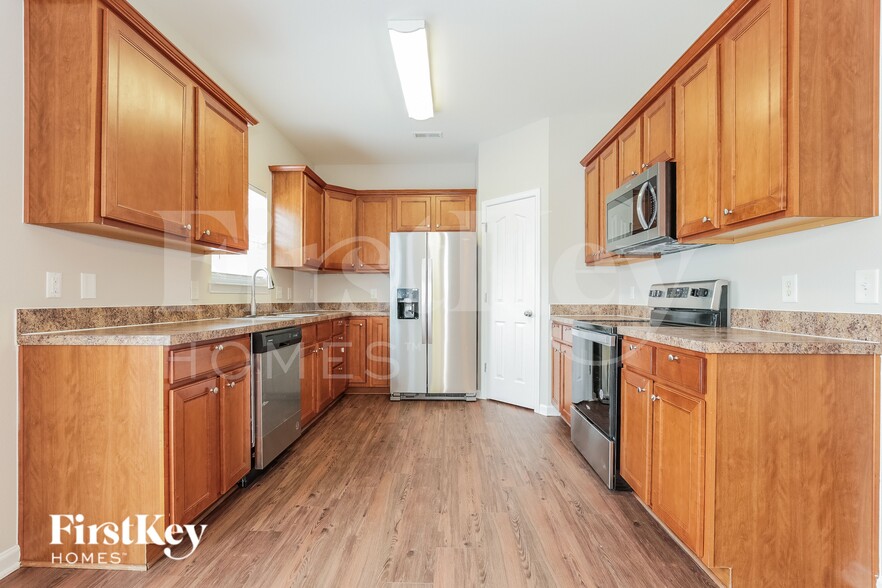 Building Photo - 3969 Creekmoore Dr