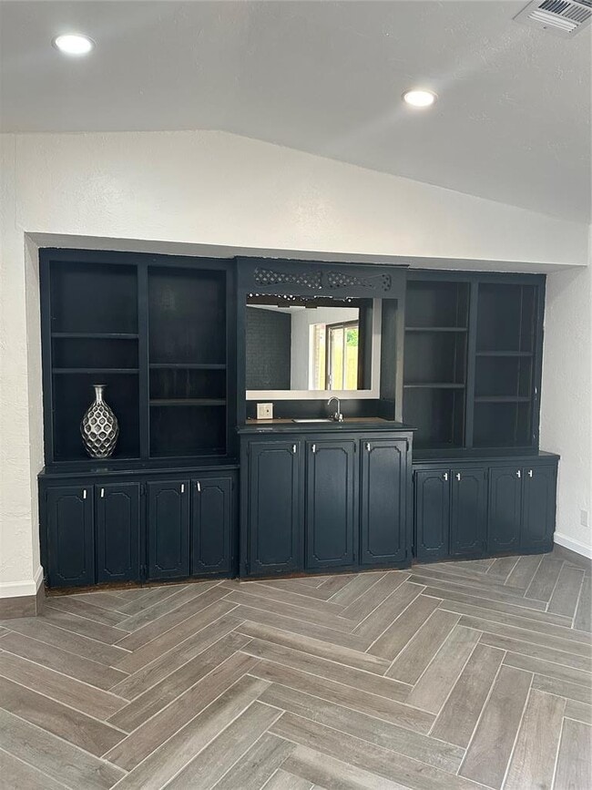 Building Photo - 1318 Alviola Ave