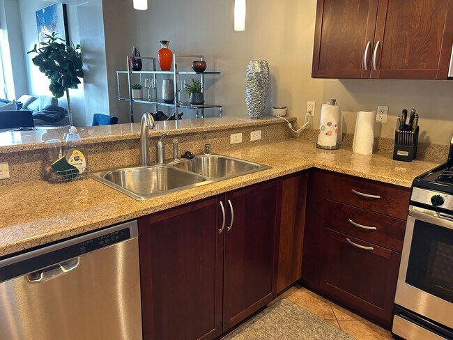 Building Photo - Hi Rise One Bedroom Condo