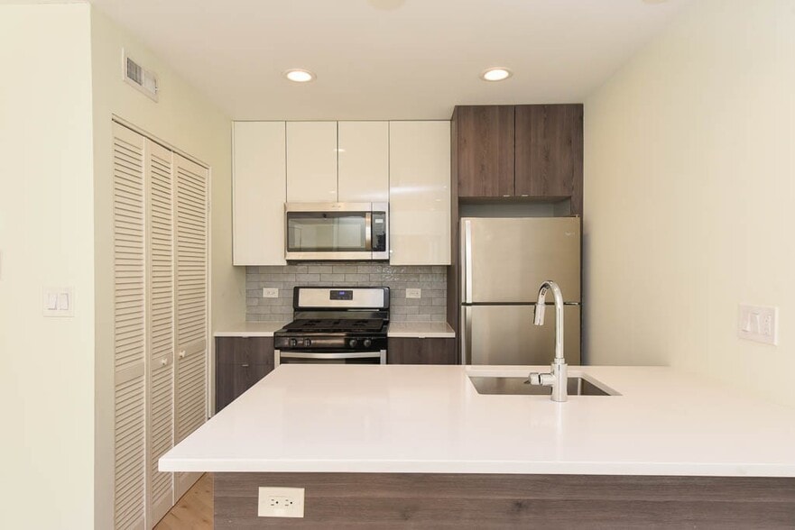 Building Photo - 843 W Grace St