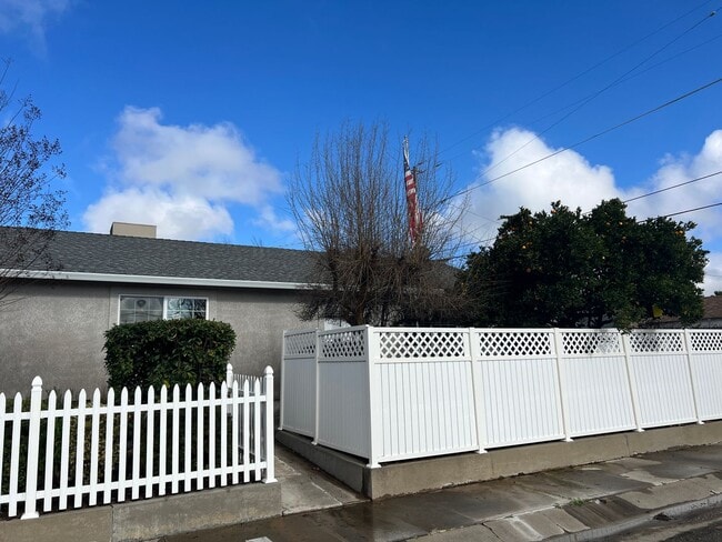 Building Photo - Welcome to this charming 2-bedroom, 2-bathroom home!
