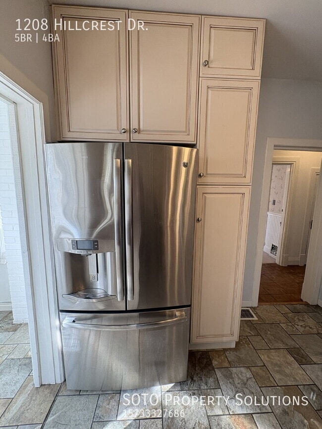 Building Photo - 1208 Hillcrest Dr