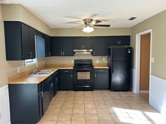 Building Photo - 3-bedroom home located in the charming Lake Park, GA