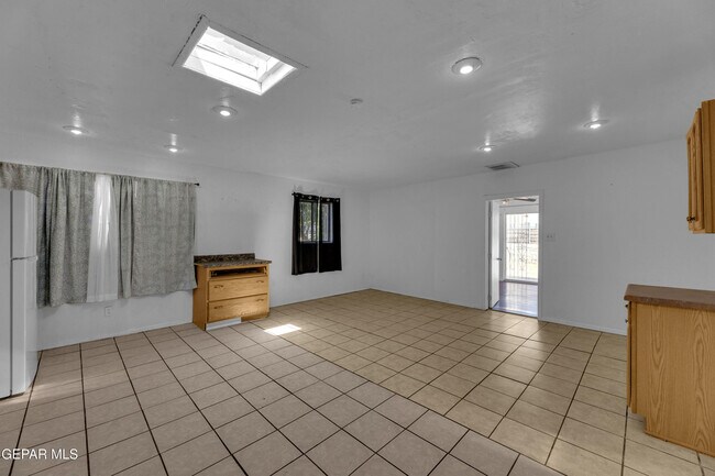 Building Photo - 4945 Sierra Madre Dr