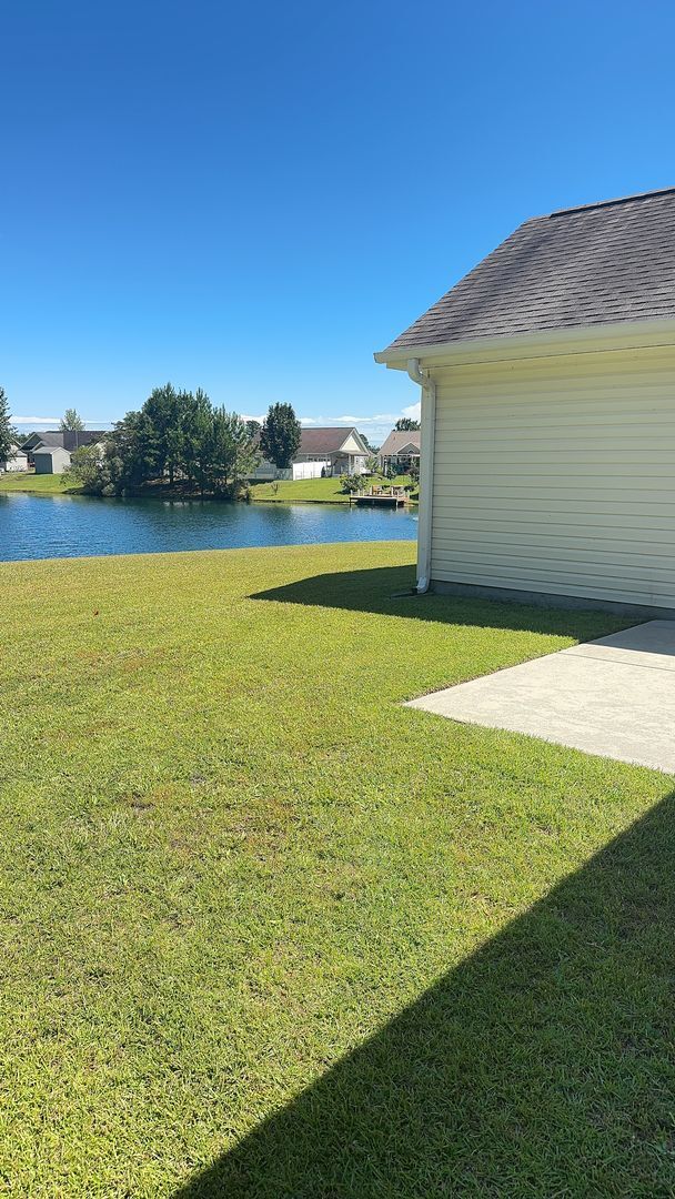 Building Photo - Pet Friendly 3 Bedrooms, 2 Baths & 2 car g...