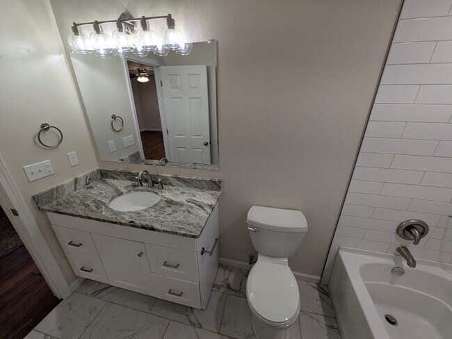 Building Photo - 906 Parkview Dr