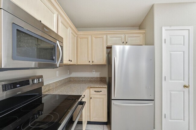 Building Photo - Three bedrooms PLUS Den! Ready to Move In