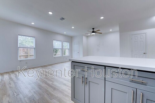Building Photo - 8203 Woodlyn Rd